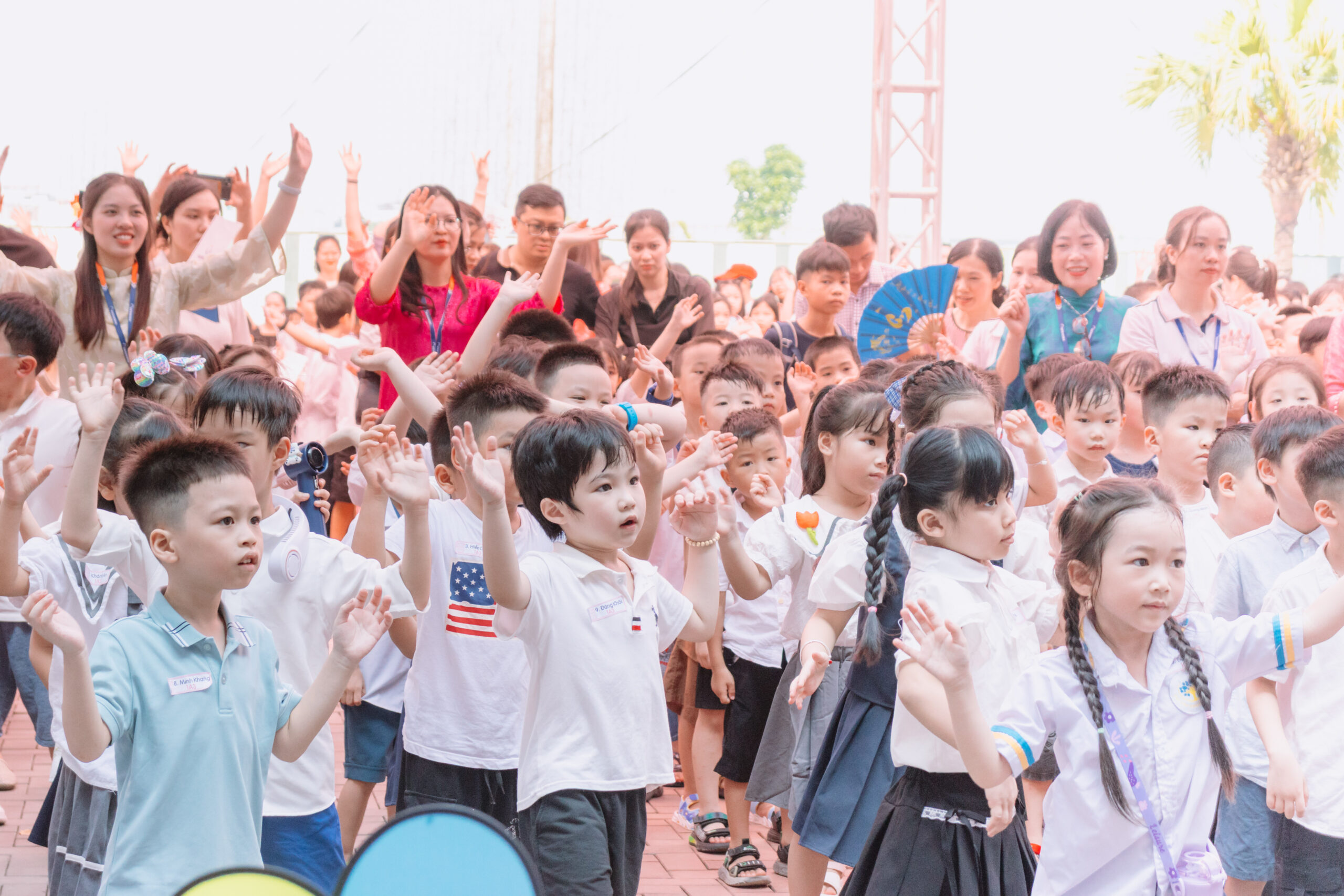 Những ánh mắt trong trẻo, háo hức và đôi chút bỡ ngỡ của các em làm không khí buổi lễ thêm phần cảm xúc.
