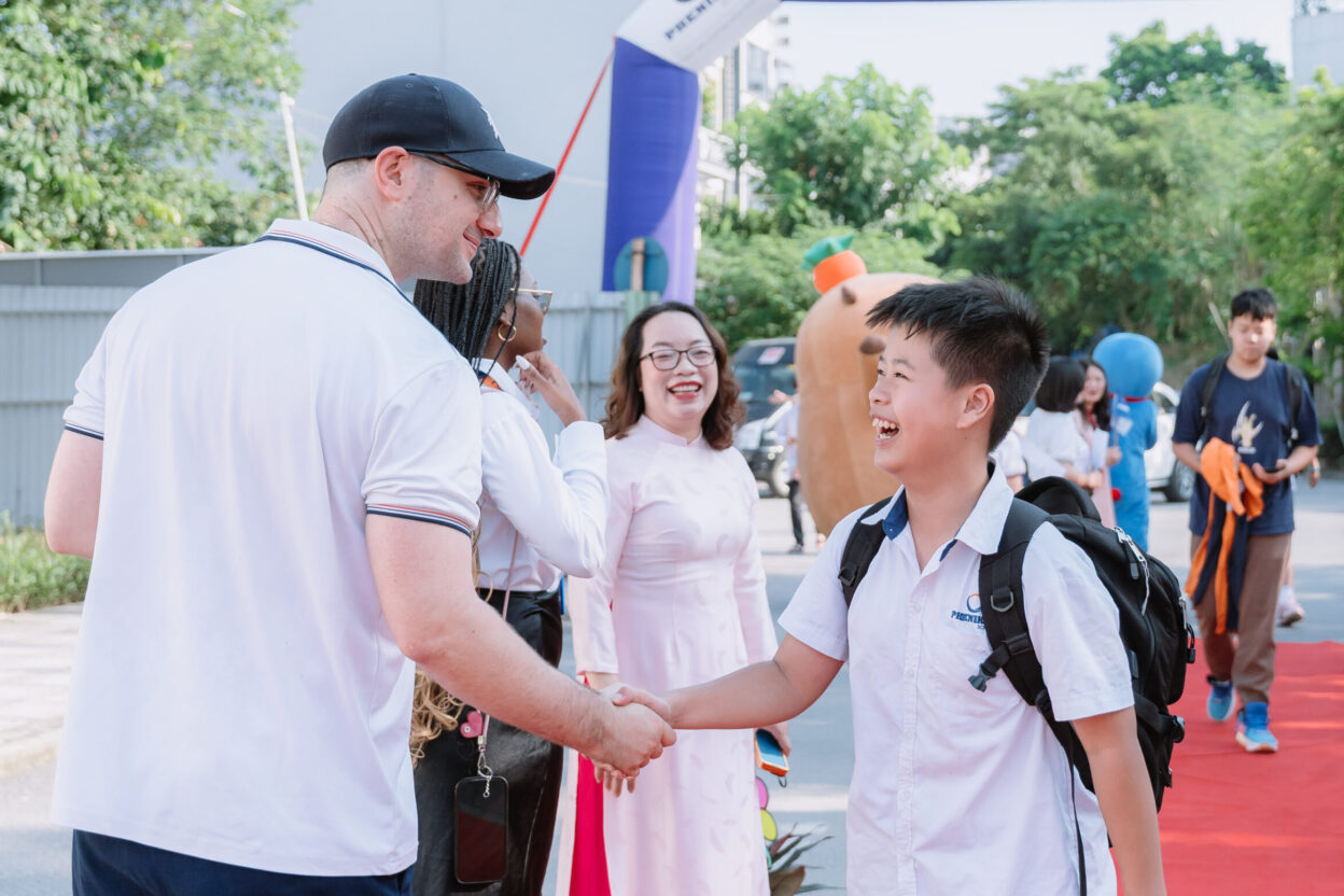 Các em học sinh được thầy cô giáo chào đón và tận tình hướng dẫn xếp hàng vào lớp.