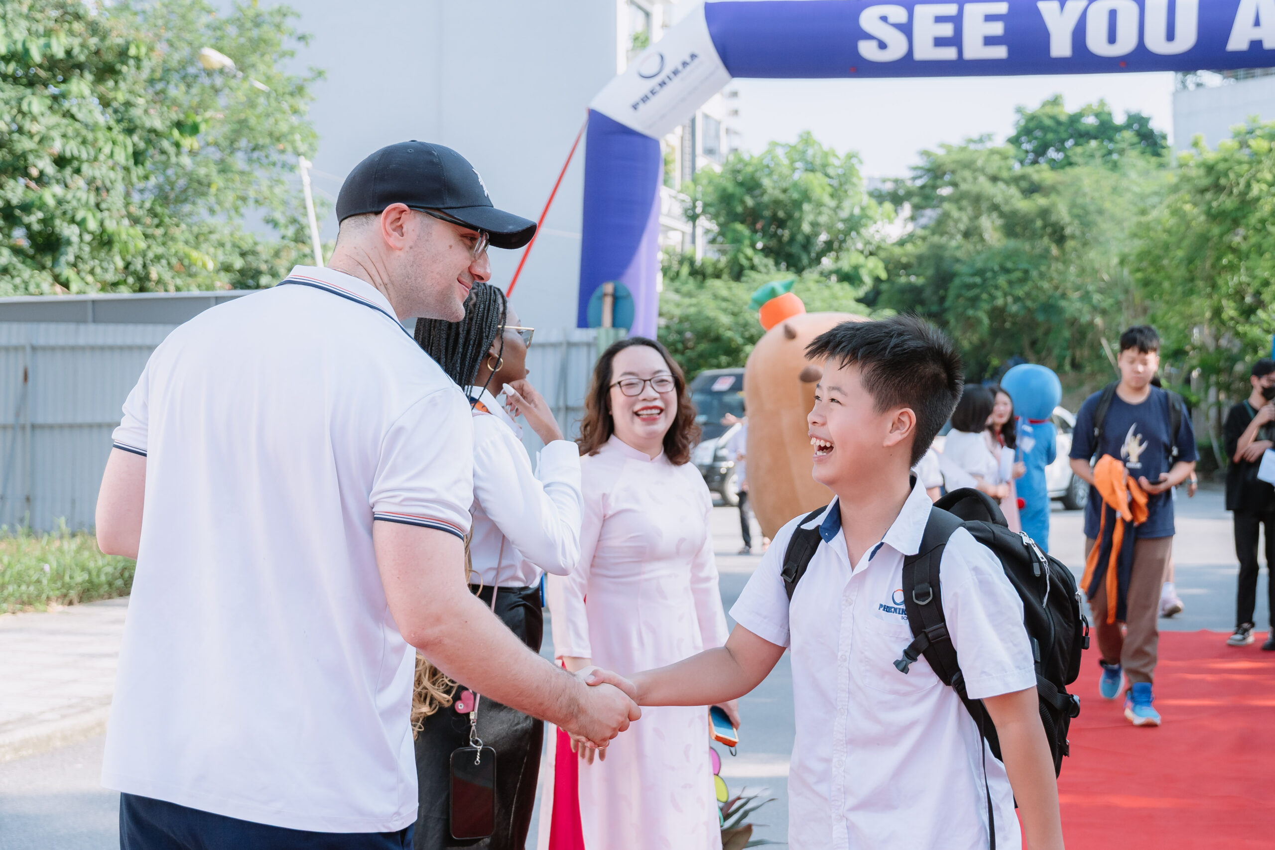 Các em học sinh được thầy cô giáo chào đón và tận tình hướng dẫn xếp hàng vào lớp.