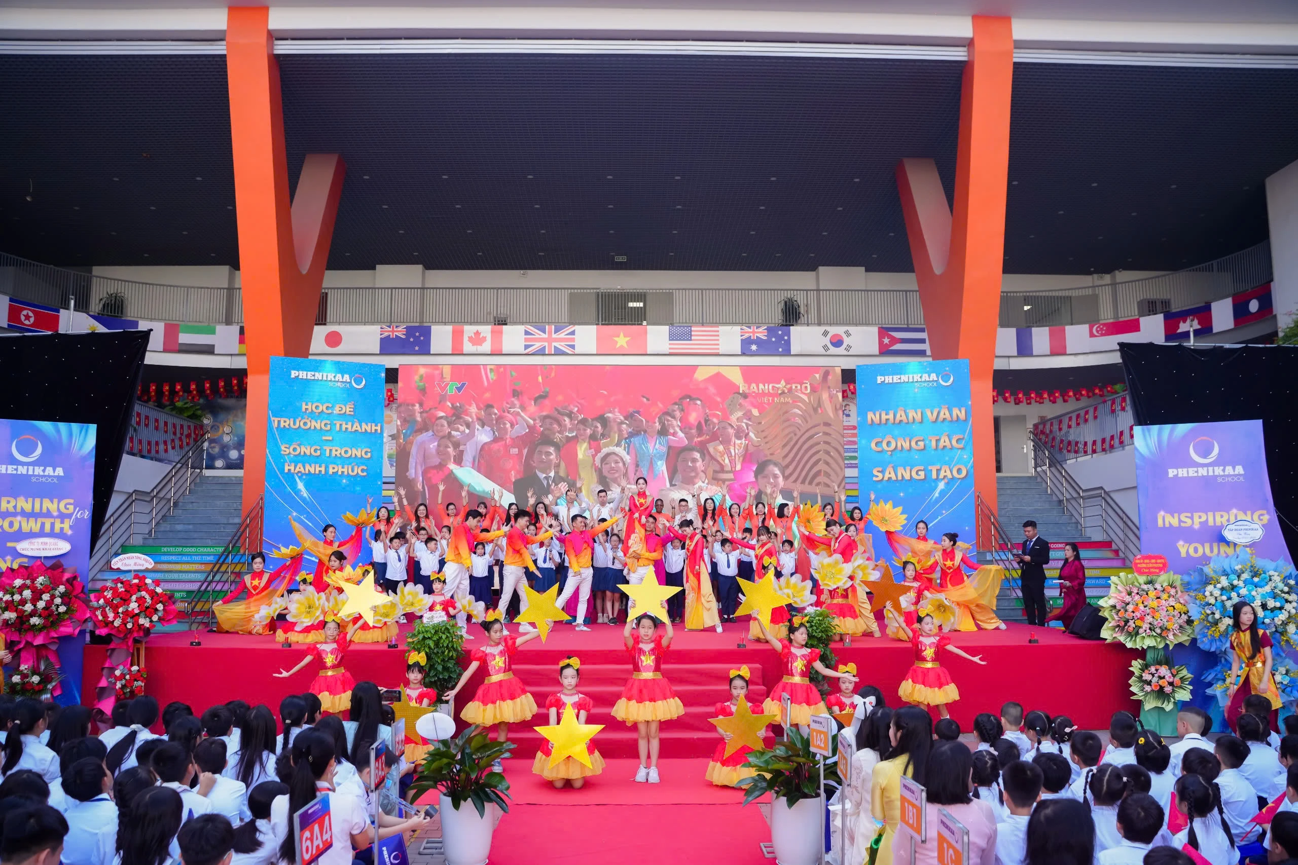 Tiết mục "Ngàn ước mơ Việt Nam" - do tập thể giáo viên, học sinh trường Tiểu học Phenikaa trình bày