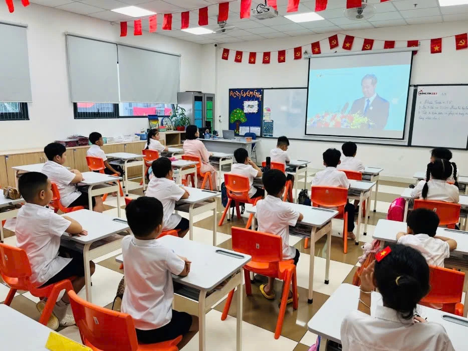 Học sinh Phenikaa School tham dự lễ khai giảng và chào cờ trực tuyến