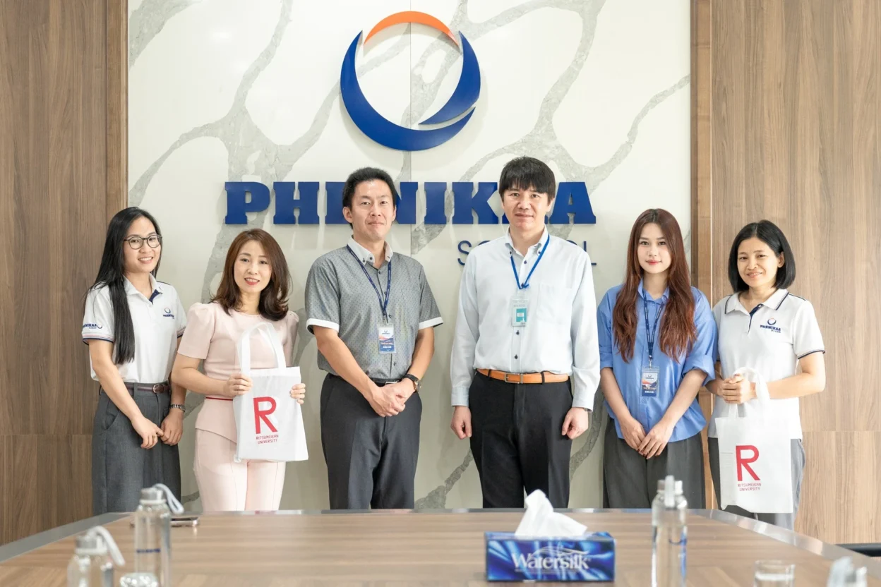 Đại diện Phenikaa School và Ritsumeikan University cùng Ritsumeikan Keisho Junior & Senior High School chụp ảnh lưu niệm