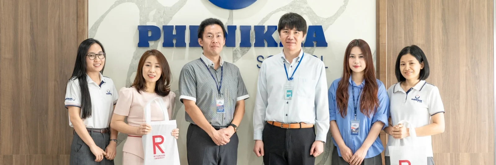 Đại diện Phenikaa School và Ritsumeikan University cùng Ritsumeikan Keisho Junior & Senior High School chụp ảnh lưu niệm