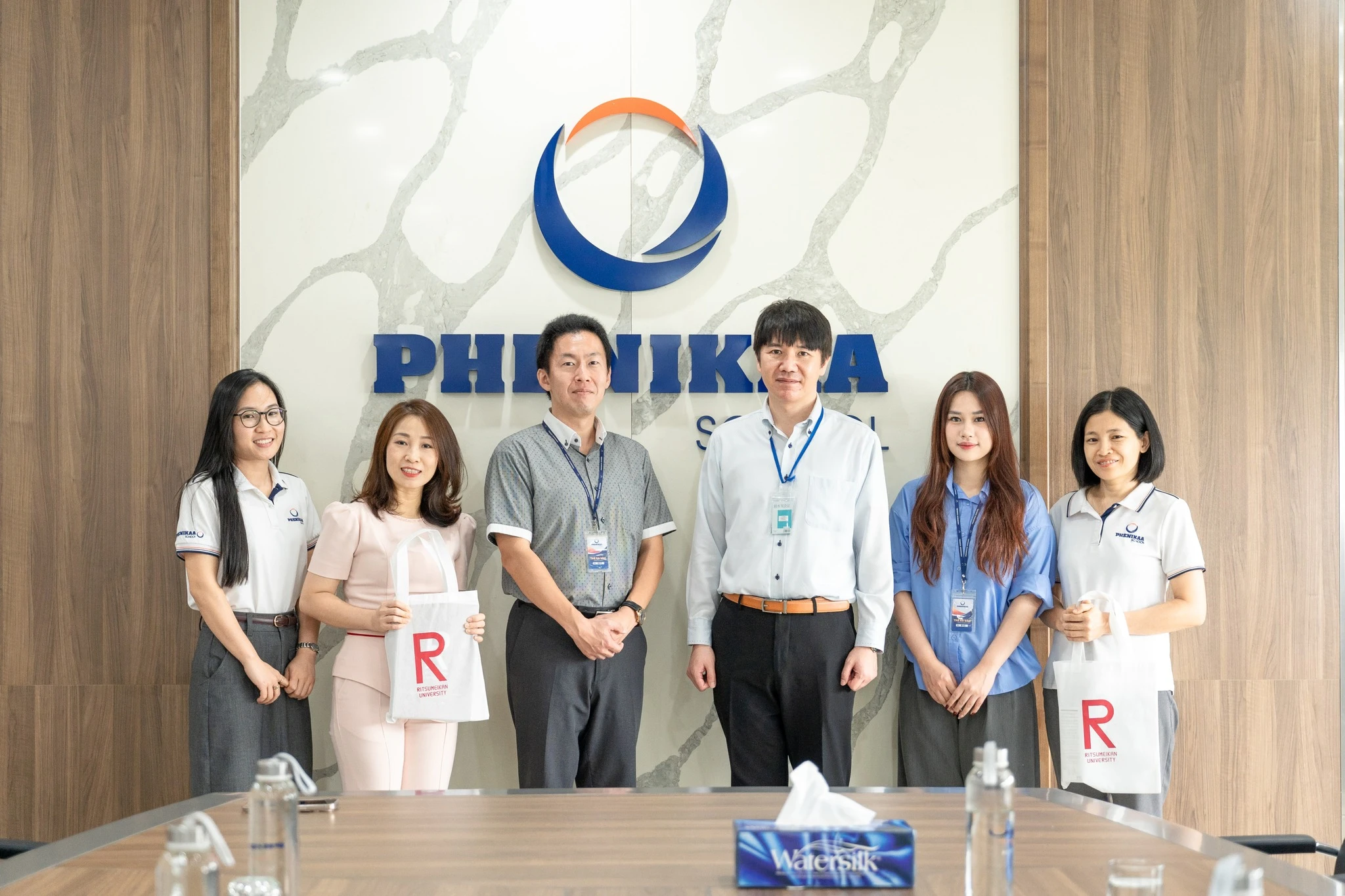 Đại diện Phenikaa School và Ritsumeikan University cùng Ritsumeikan Keisho Junior & Senior High School chụp ảnh lưu niệm