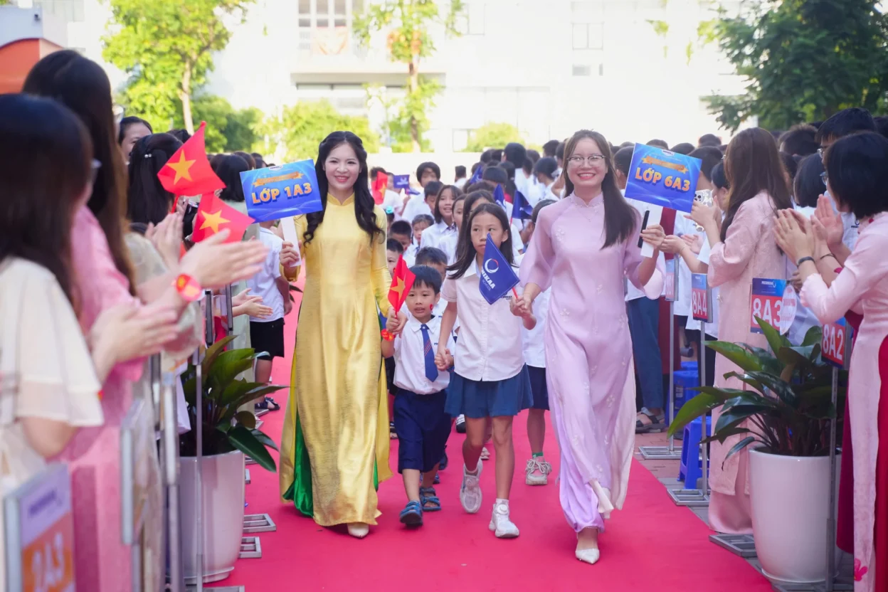 Học sinh khối 1 và khối 6 Trường Tiểu học, THCS&THPT Phenikaa cùng nắm tay nhau diễu hành