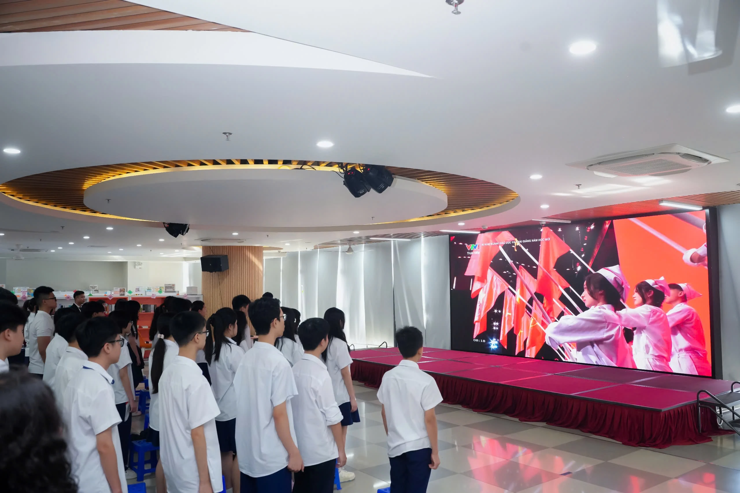 Học sinh Phenikaa School tham dự lễ khai giảng và chào cờ trực tuyến