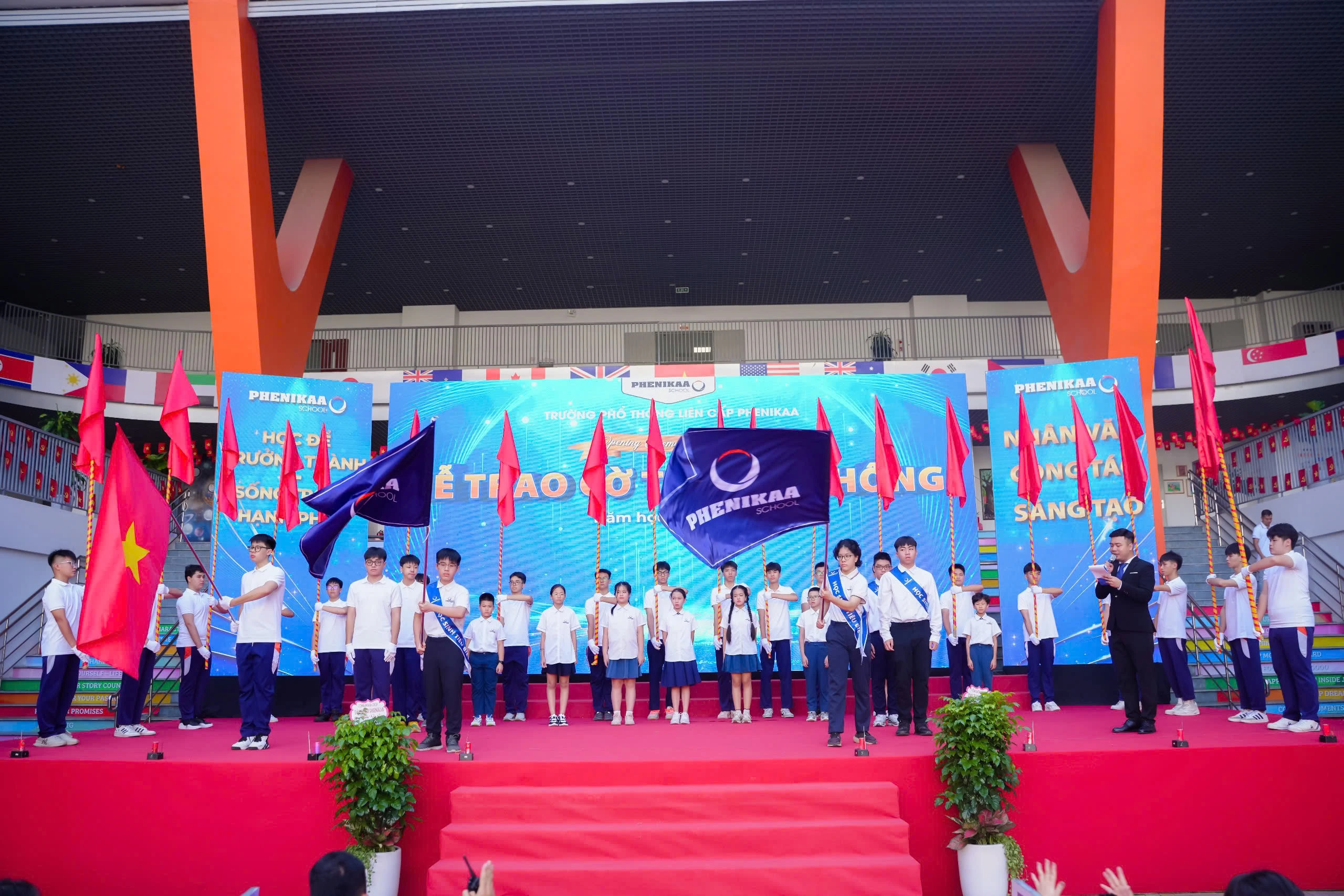 Nghi thức trao cờ truyền thống, thể hiện tinh thần đoàn kết và sự tiếp nối giữa các thế hệ học sinh Phenikaa School