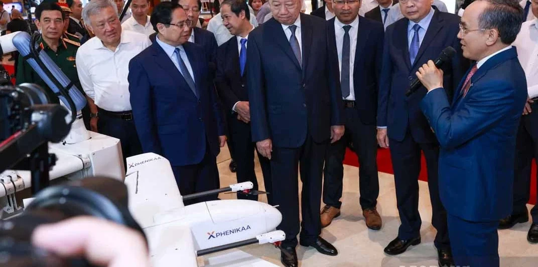 Tổng Bí thư Tô Lâm và các lãnh đạo Đảng, Nhà nước tham quan trưng bày chuyên đề về giáo dục của Tập đoàn Phenikaa và Đại học Phenikaa