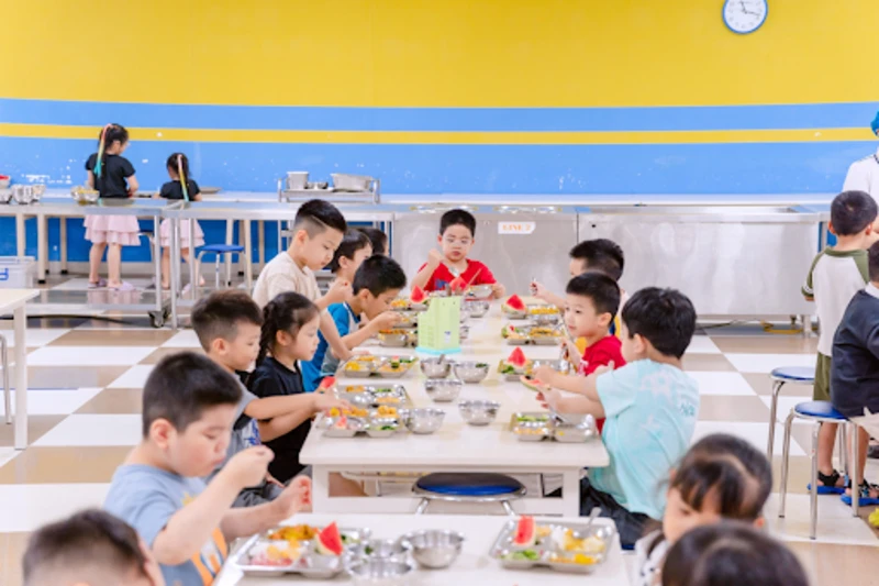 Bé được rèn tự ăn khi tham gia lớp tiền Tiểu học tại Phenikaa School