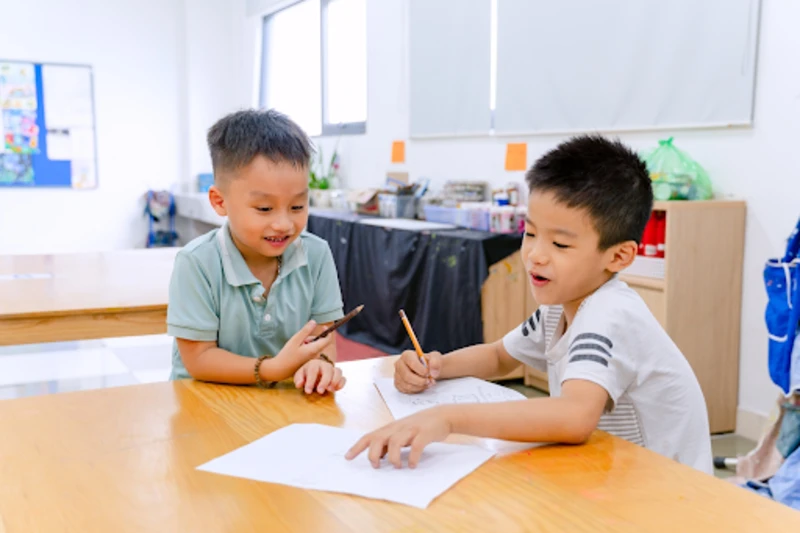 Bé giao tiếp hiệu quả với bạn bè cùng trang lứa