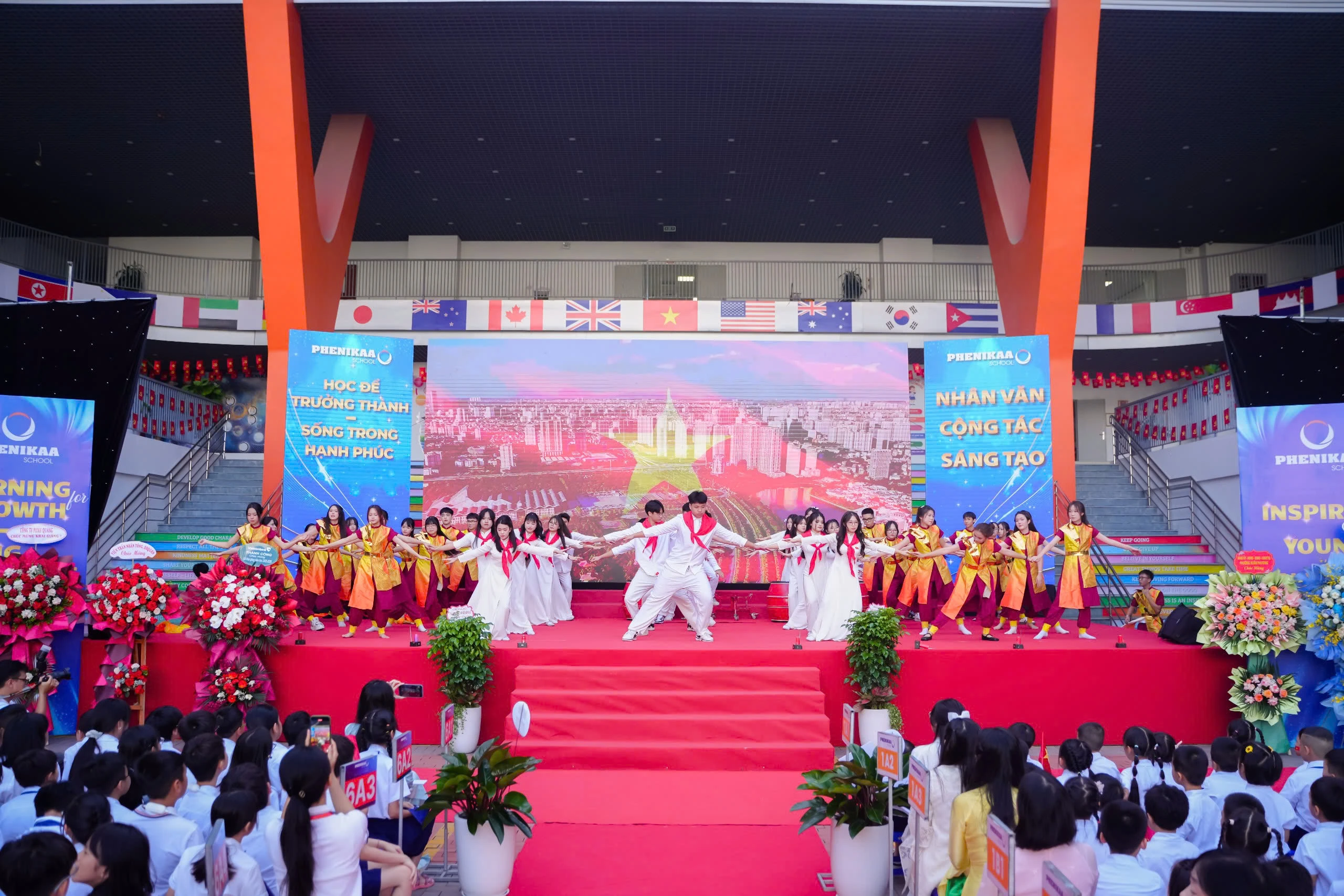 Tiết mục nghệ thuật "Tự hào Việt Nam" do học sinh trường THCS & THPT Phenikaa biểu diễn