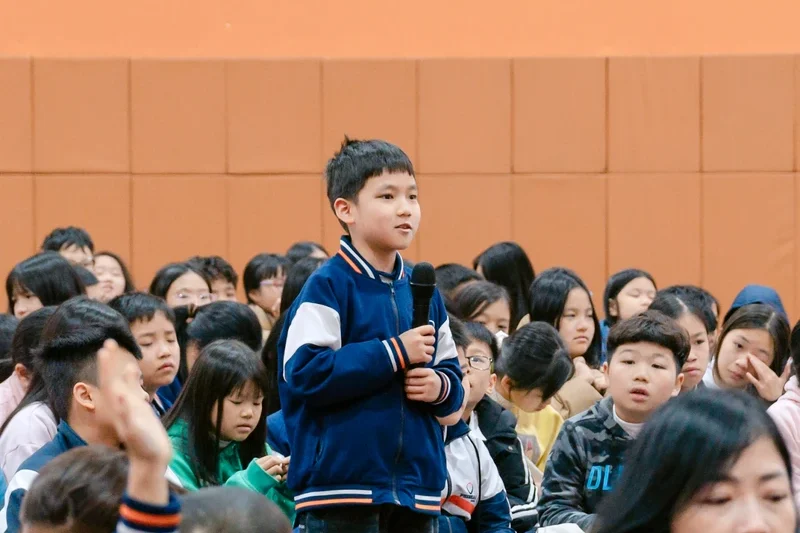 Giao tiếp không chỉ là nói, mà còn là biết lắng nghe, thể hiện sự tôn trọng và cư xử đúng ngữ cảnh