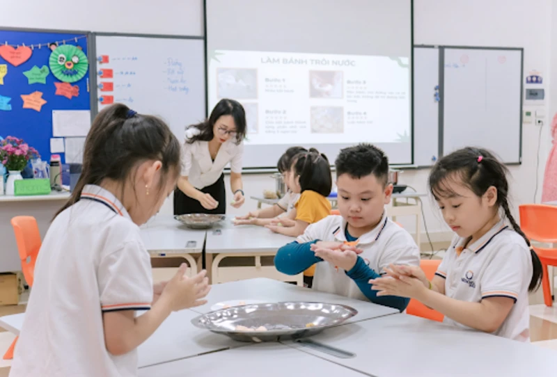 Học sinh trường Tiểu học Phenikaa học làm bánh trôi trong môn Kỹ năng sống