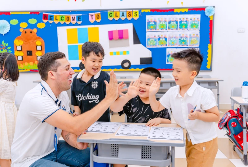 Con vui và biết cách cùng chia sẻ niềm vui với thầy và bạn bè