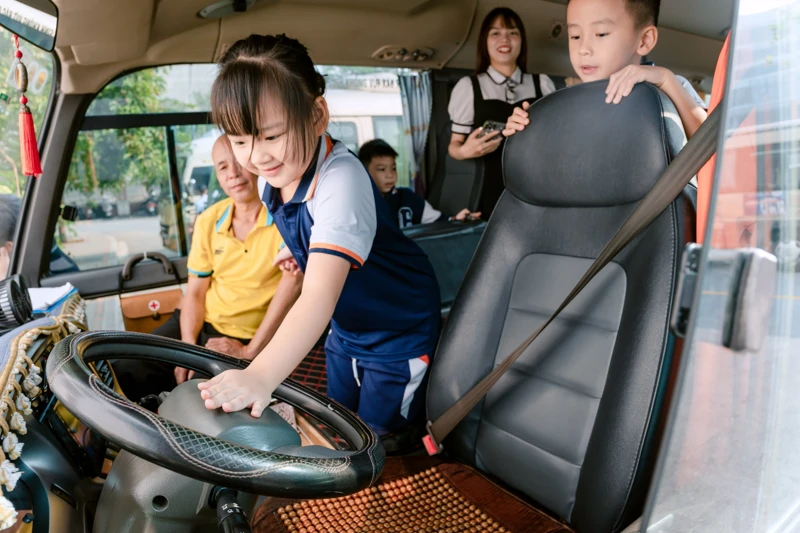 Con được dạy cách thoát hiểm trên xe bus