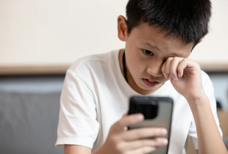 Trẻ dành quá nhiều thời gian cho điện thoại, tivi… thay vì ra ngoài và trau dồi kỹ năng sống