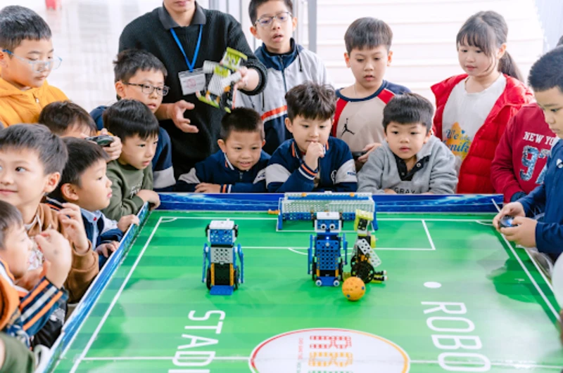 Tư duy sáng tạo cho phép học sinh đưa ra ý tưởng mới, linh hoạt trong suy nghĩ và không ngại thử nghiệm