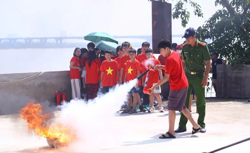Học sinh thực hành kỹ năng sử dụng bình chữa cháy.