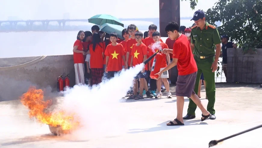 Học sinh thực hành kỹ năng sử dụng bình chữa cháy.