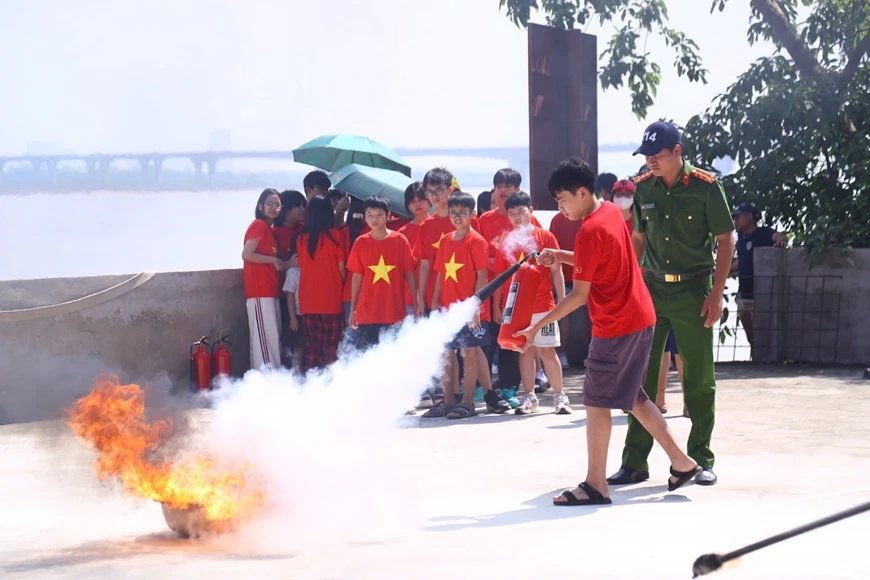 Học sinh thực hành kỹ năng sử dụng bình chữa cháy.