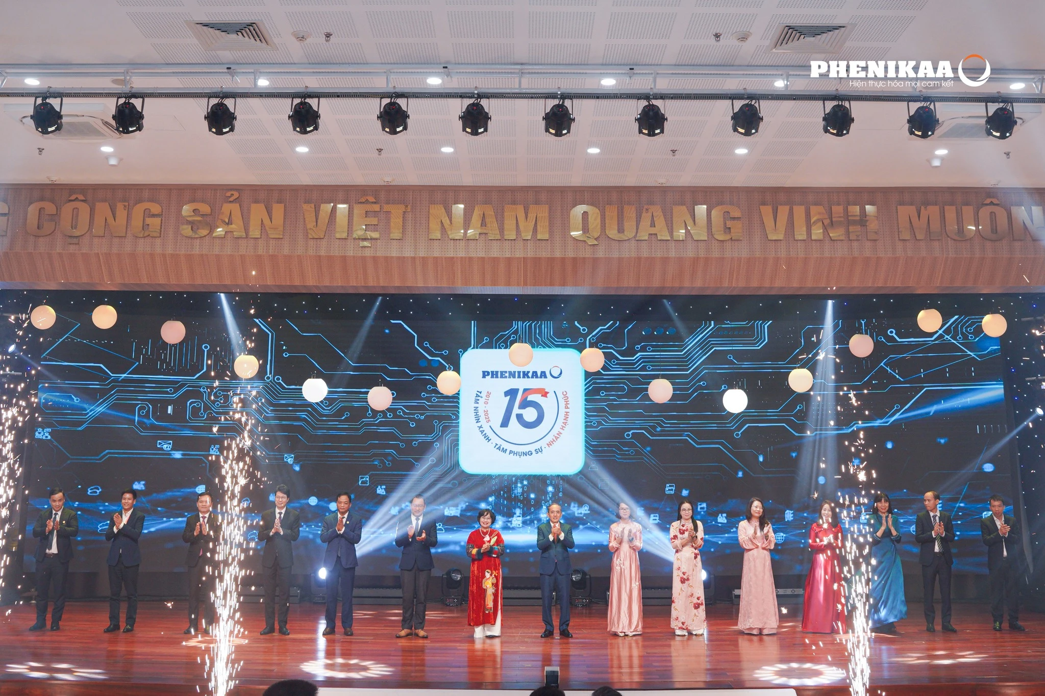 Ban Lãnh đạo Tập đoàn Phenikaa và các đơn vị thành viên thực hiện nghi thức kỷ niệm 15 năm thành lập