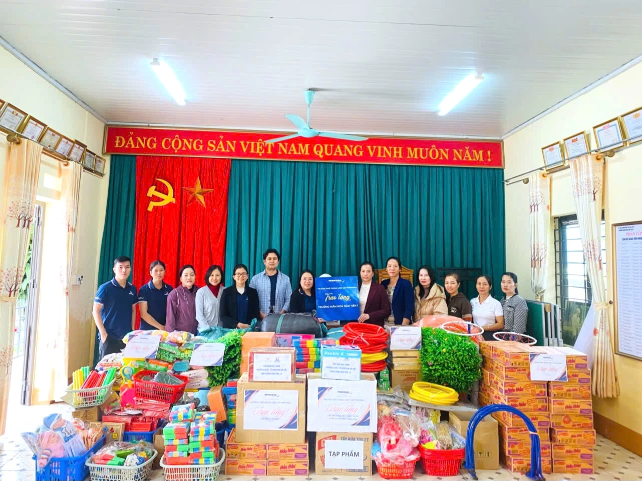 Đoàn thiện nguyện đã trao tặng nhiều đồ dùng và học cụ phục vụ cho công tác giảng dạy và chăm sóc trẻ lứa tuổi mầm non.