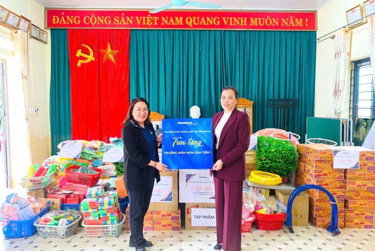 Đoàn thiện nguyện đã trao tặng nhiều đồ dùng và học cụ phục vụ cho công tác giảng dạy và chăm sóc trẻ lứa tuổi mầm non.