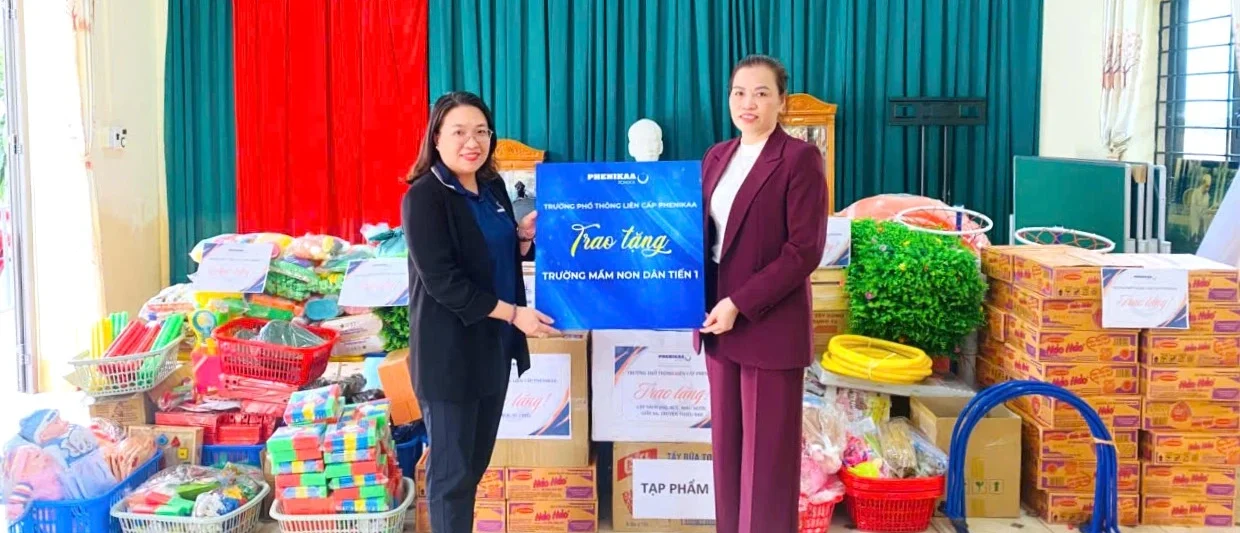 Đoàn thiện nguyện đã trao tặng nhiều đồ dùng và học cụ phục vụ cho công tác giảng dạy và chăm sóc trẻ lứa tuổi mầm non.