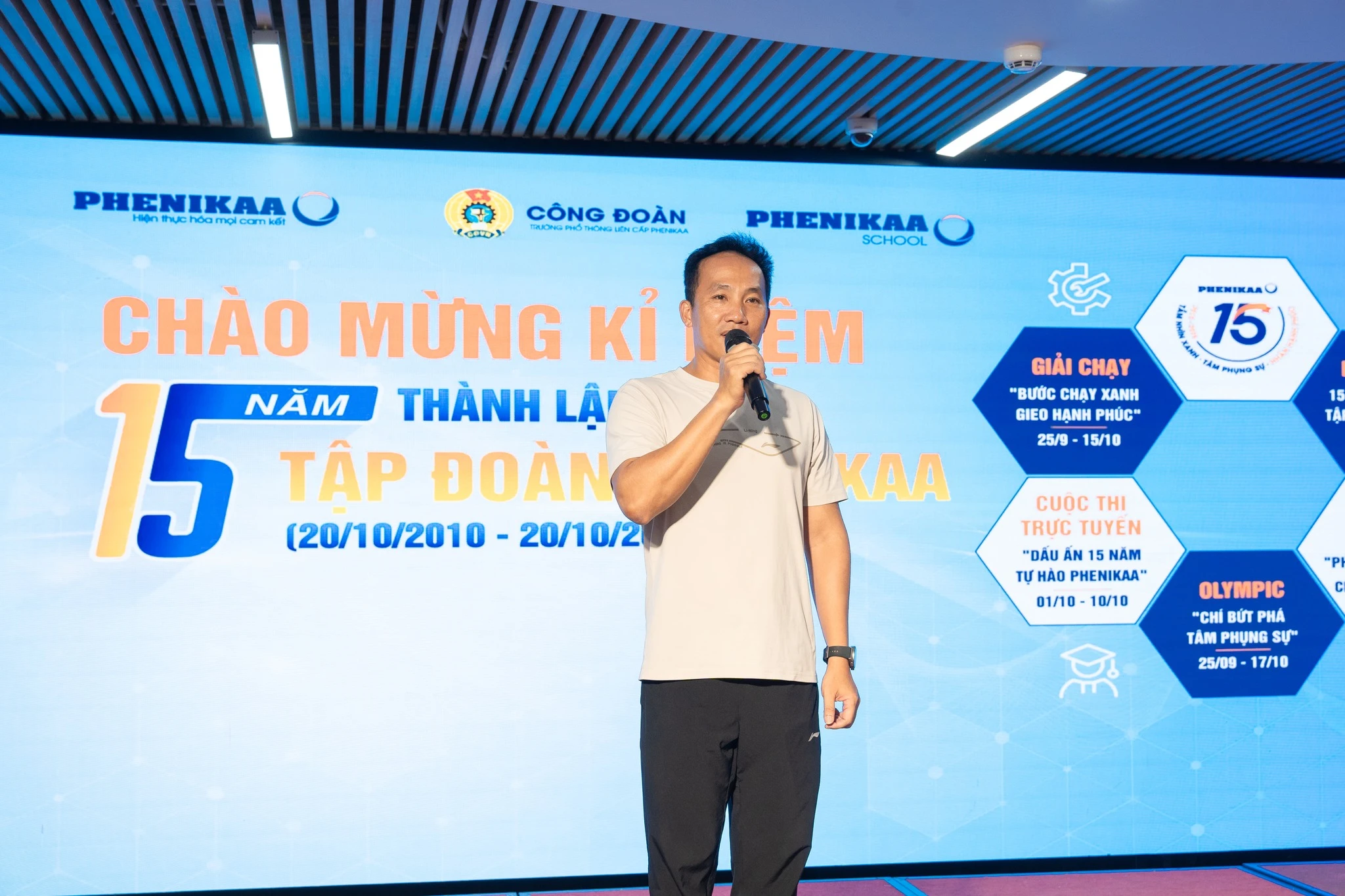 Thầy Trần Trung Hiếu - đại diện Ban Huấn luyện thực hiện tuyên thệ