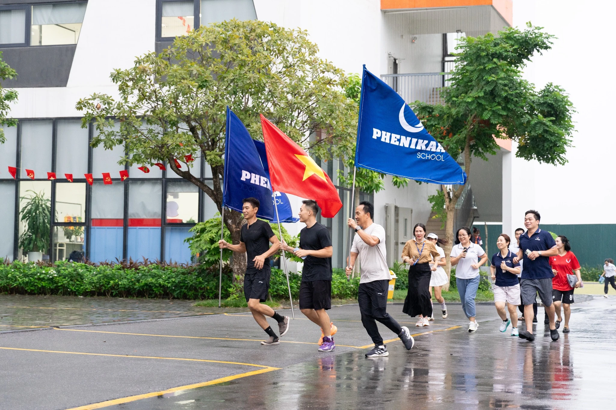 CBNV Nhà trường tham gia Giải chạy “Bước chạy Xanh – Gieo Hạnh phúc” tại khuôn viên Phenikaa School