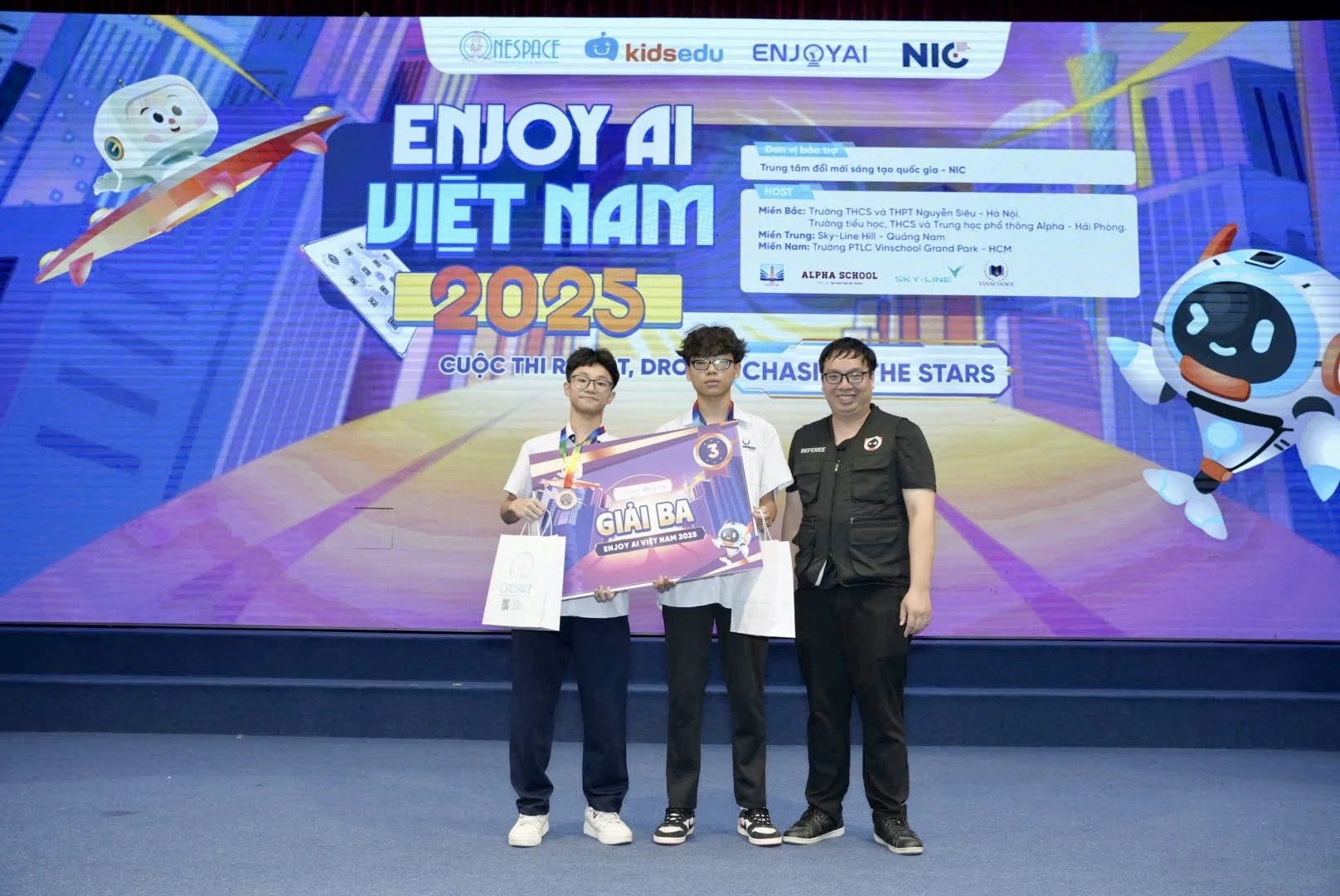 Đội PS - Hi Minh nhận giải Ba Enjoy AI Việt Nam 2025