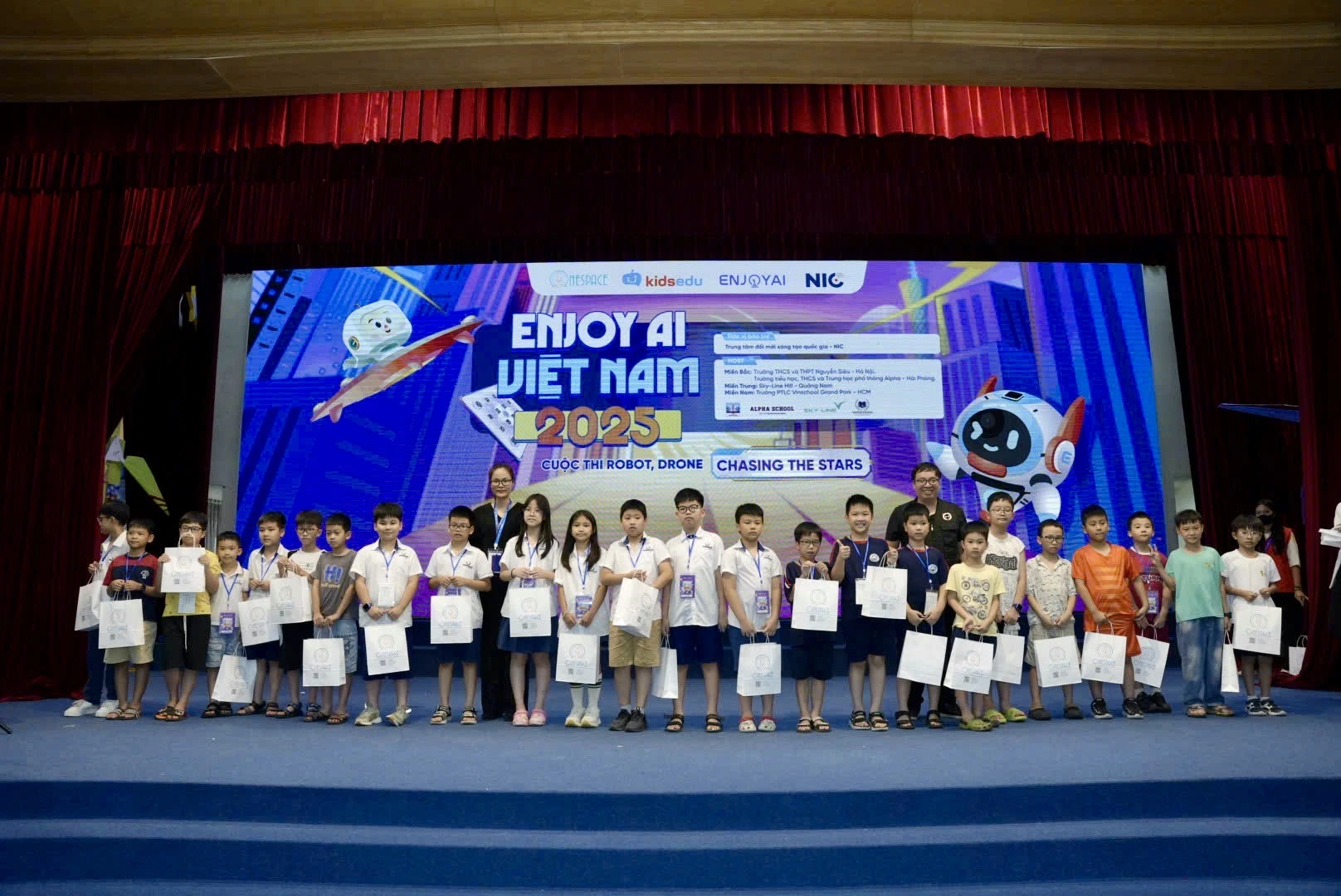 Tại bảng đấu Tiểu học và THCS, các đội tuyển của Phenikaa School cũng đã có một ngày thi đấu đầy cảm xúc.