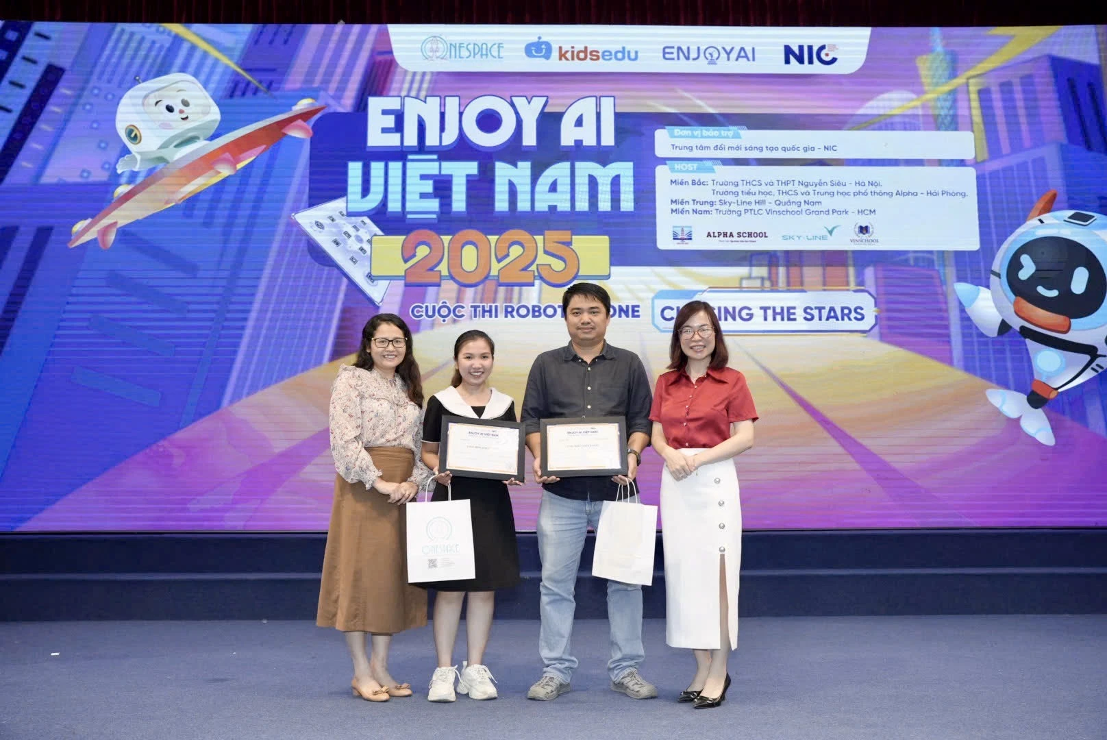 Cô Nguyễn Quỳnh Anh - Giáo viên STEM Robotics vinh dự nhận Giải Huấn luyện viên xuất sắc.