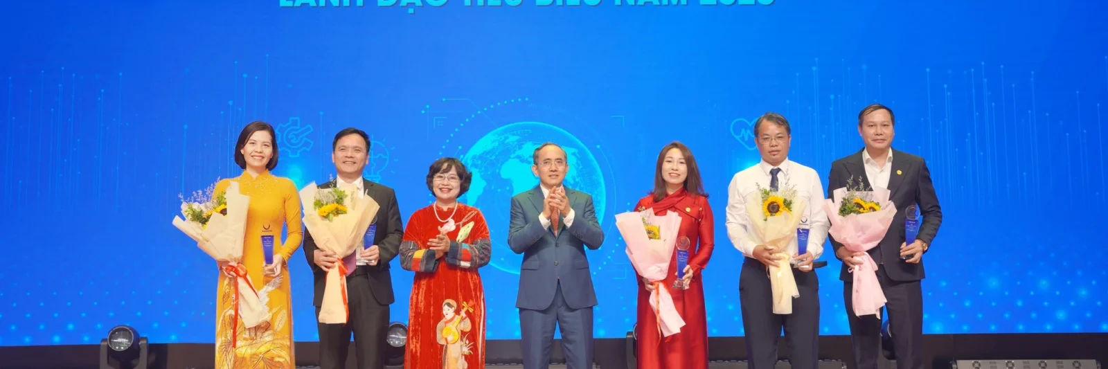 Cán bộ lãnh đạo tiêu biểu năm 2025 trong Lễ Kỷ niệm 15 năm thành lập Tập đoàn Phenikaa.