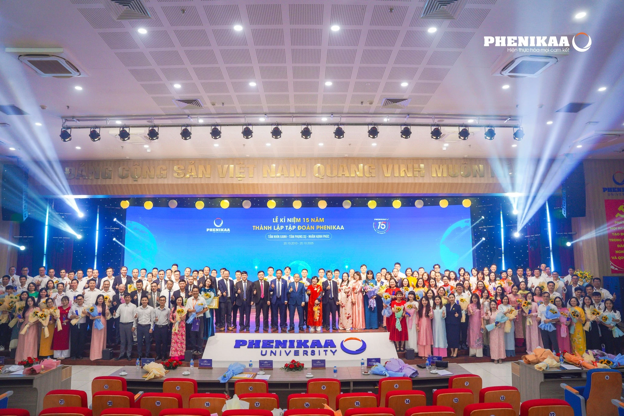 Tập thể BLĐ, CBCNV Tập đoàn Phenikaa và các đơn vị thành viên chụp ảnh lưu niệm Lễ Kỷ niệm 15 năm thành lập Tập đoàn Phenikaa.