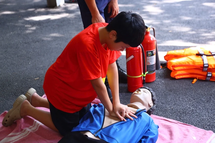 Các em học sinh được thực hành các kỹ năng sơ cứu.