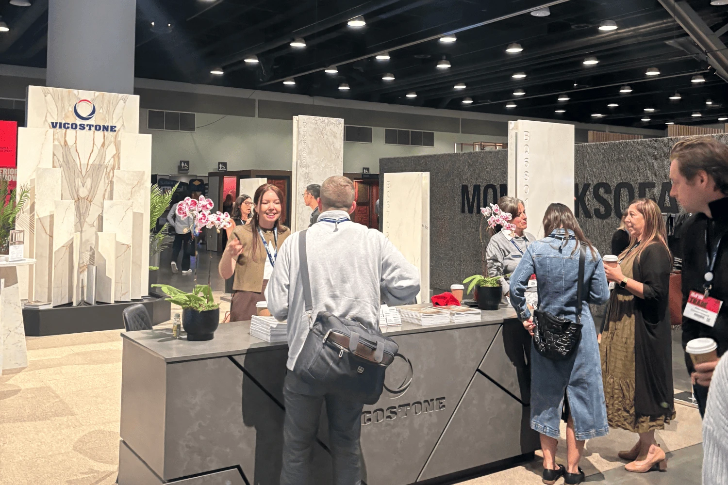 Khách hàng tham quan không gian trưng bày của Vicostone tại Triển lãm Interior Design Show Vancouver (Canada) 2025