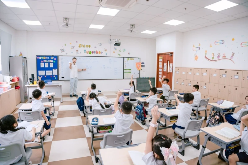 Với phương pháp thuyết trình, giáo viên truyền đạt kiến thức một chiều, giúp học sinh tiếp nhận lượng thông tin lớn trong thời gian ngắn nhưng thiếu sự tương tác