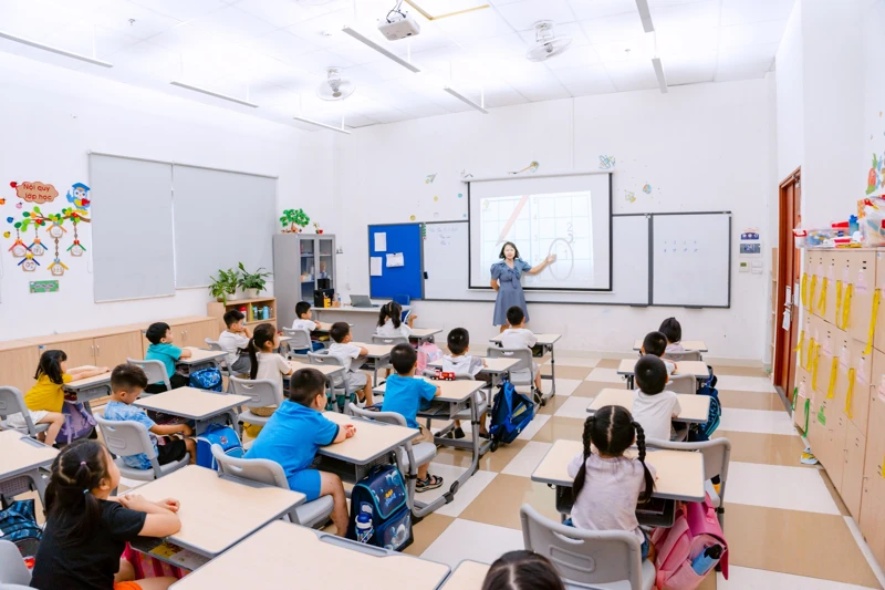 Phương pháp dạy học truyền thống đặt giáo viên vào vai trò trung tâm, còn học sinh tiếp thu kiến thức một cách thụ động qua bài giảng và ghi nhớ