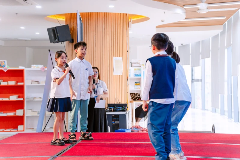 Trẻ giao tiếp lịch sự, lắng nghe và biết nói rõ suy nghĩ sẽ dễ kết nối với thầy cô, bạn bè
