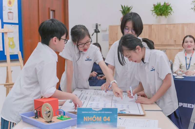 Mỗi nhóm học sinh trải nghiệm hoạt động riêng tại từng góc học tập