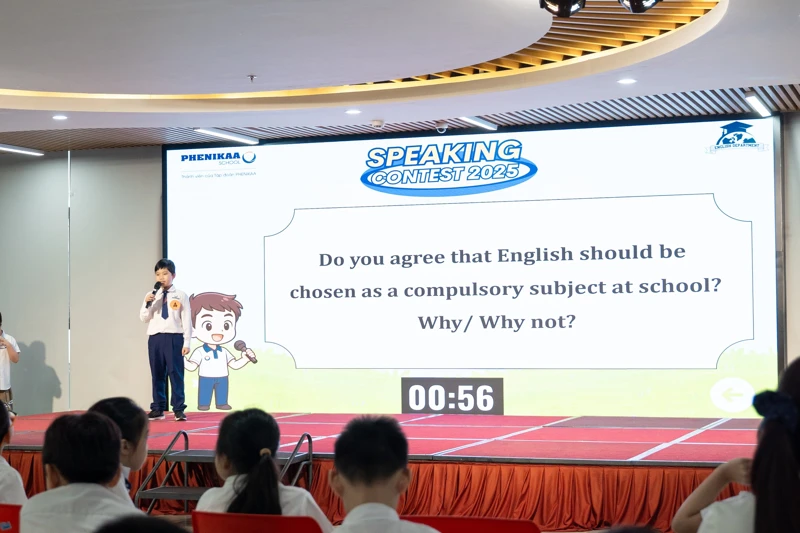 Học sinh thuyết trình quan điểm của mình tại cuộc thi Hùng biện Tiếng Anh