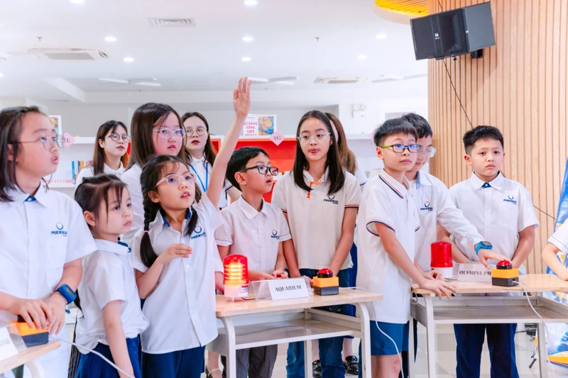 Các em học sinh được chia thành từng nhóm để phối hợp học tập