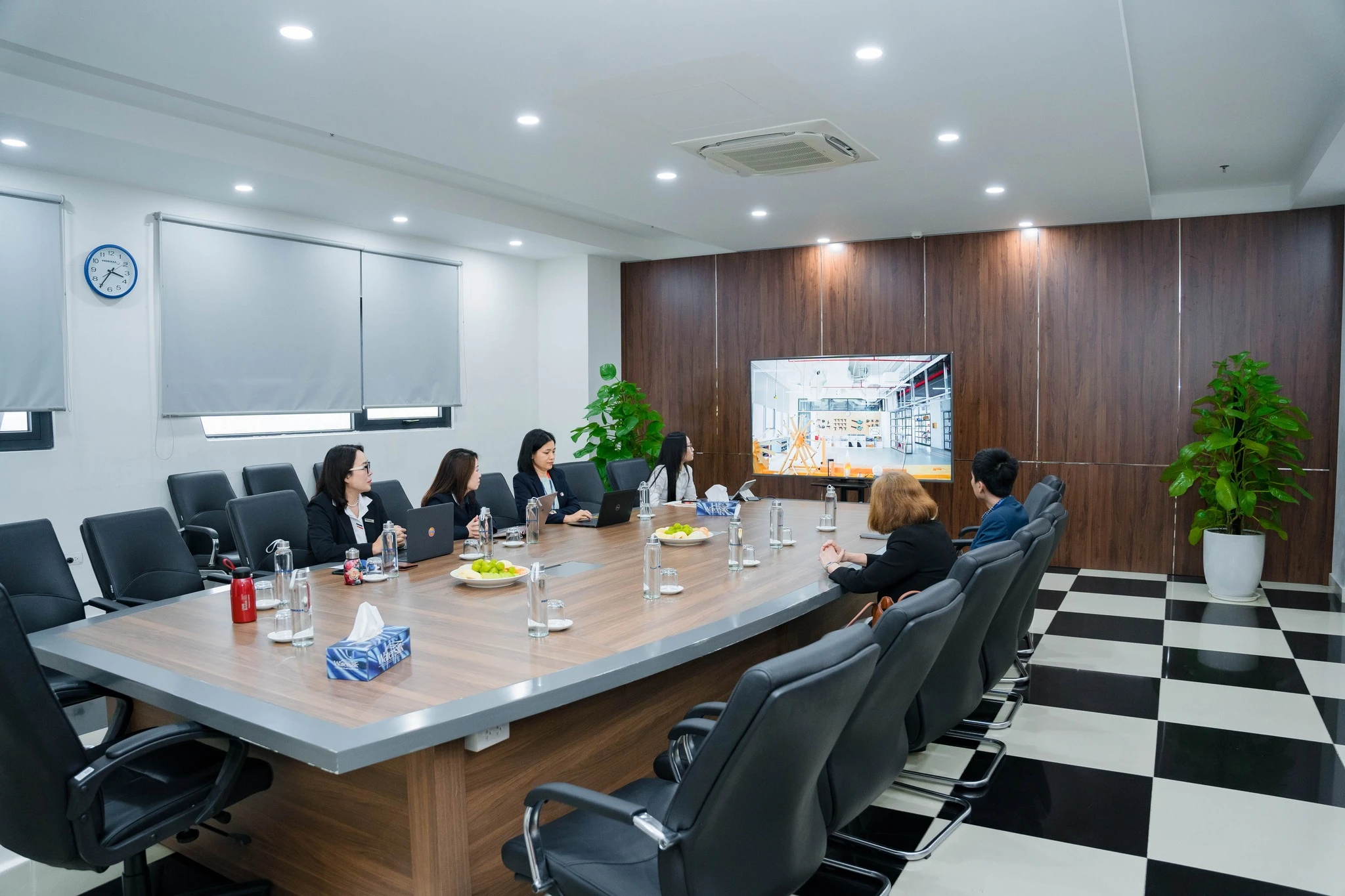 Toàn cảnh buổi trao đổi, thảo luận giữa Phenikaa School và đại diện Bộ Giáo dục Tây Ban nha