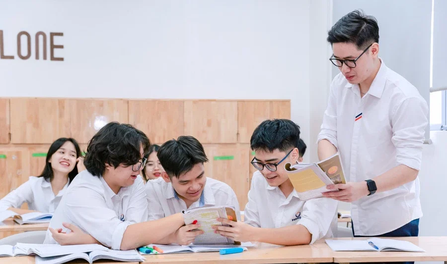 Thầy Nguyễn Trọng Trường và học sinh Trường THCS-THPT Phenikaa trong giờ Ngữ văn. Ảnh: NTCC.