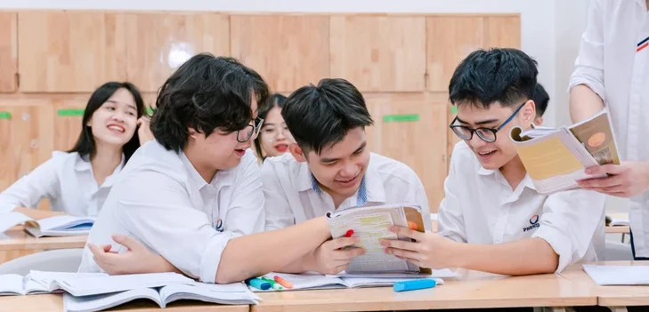 Thầy Nguyễn Trọng Trường và học sinh Trường THCS-THPT Phenikaa trong giờ Ngữ văn. Ảnh: NTCC.