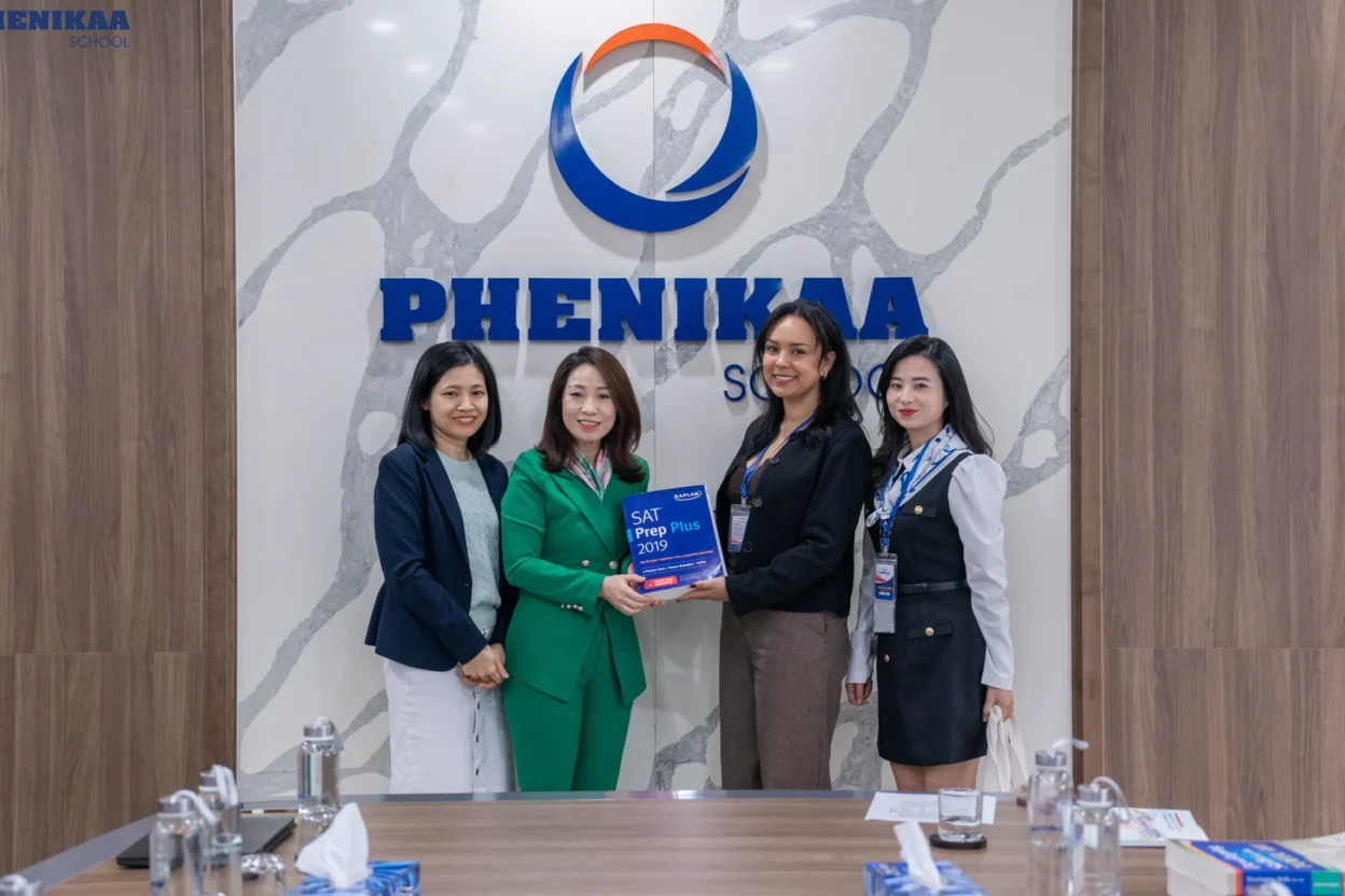 Education USA đã trao tặng cho đại diện Phenikaa School gần 30 đầu sách tham khảo về bài thi SAT, TOEFL iBT, AP,... để bổ sung vào Thư viện Nhà trường.