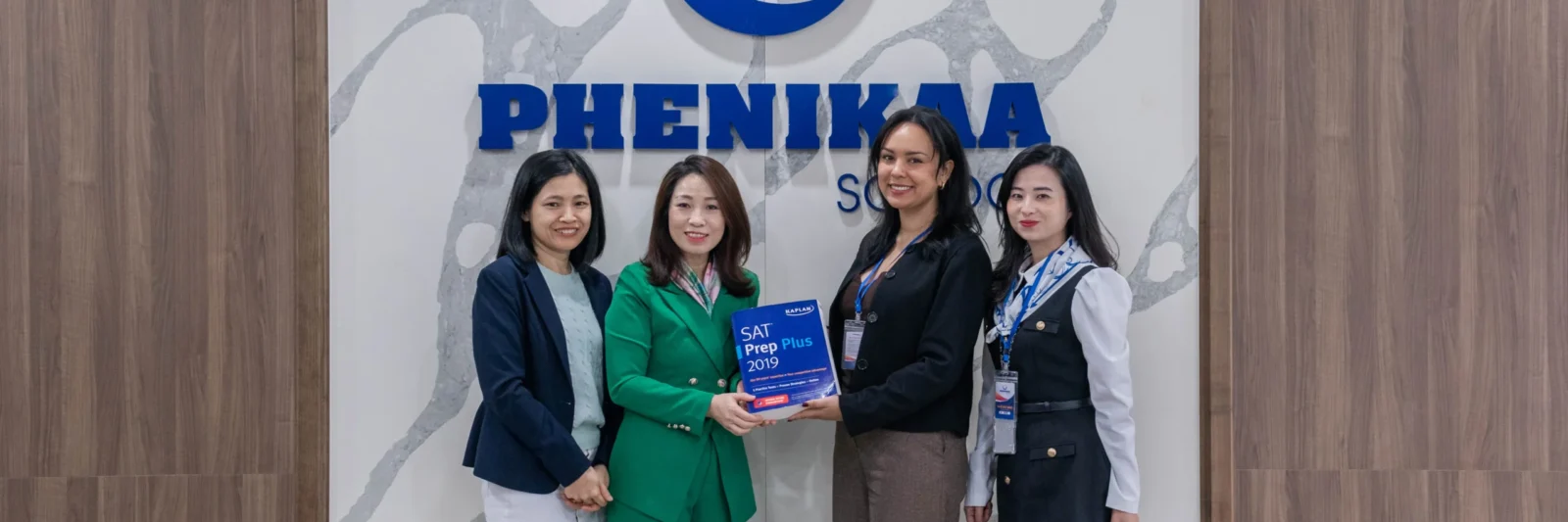 Education USA đã trao tặng cho đại diện Phenikaa School gần 30 đầu sách tham khảo về bài thi SAT, TOEFL iBT, AP,... để bổ sung vào Thư viện Nhà trường.