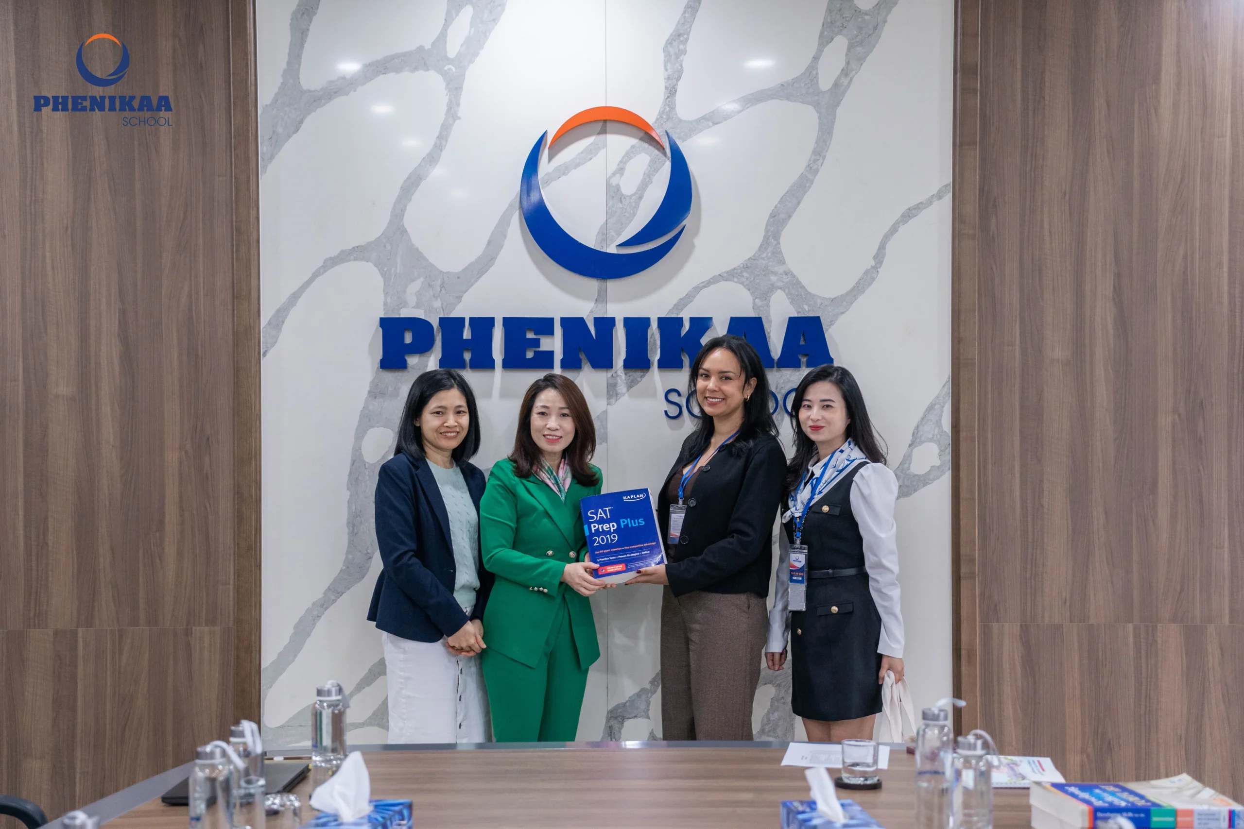 Education USA đã trao tặng cho đại diện Phenikaa School gần 30 đầu sách tham khảo về bài thi SAT, TOEFL iBT, AP,... để bổ sung vào Thư viện Nhà trường.