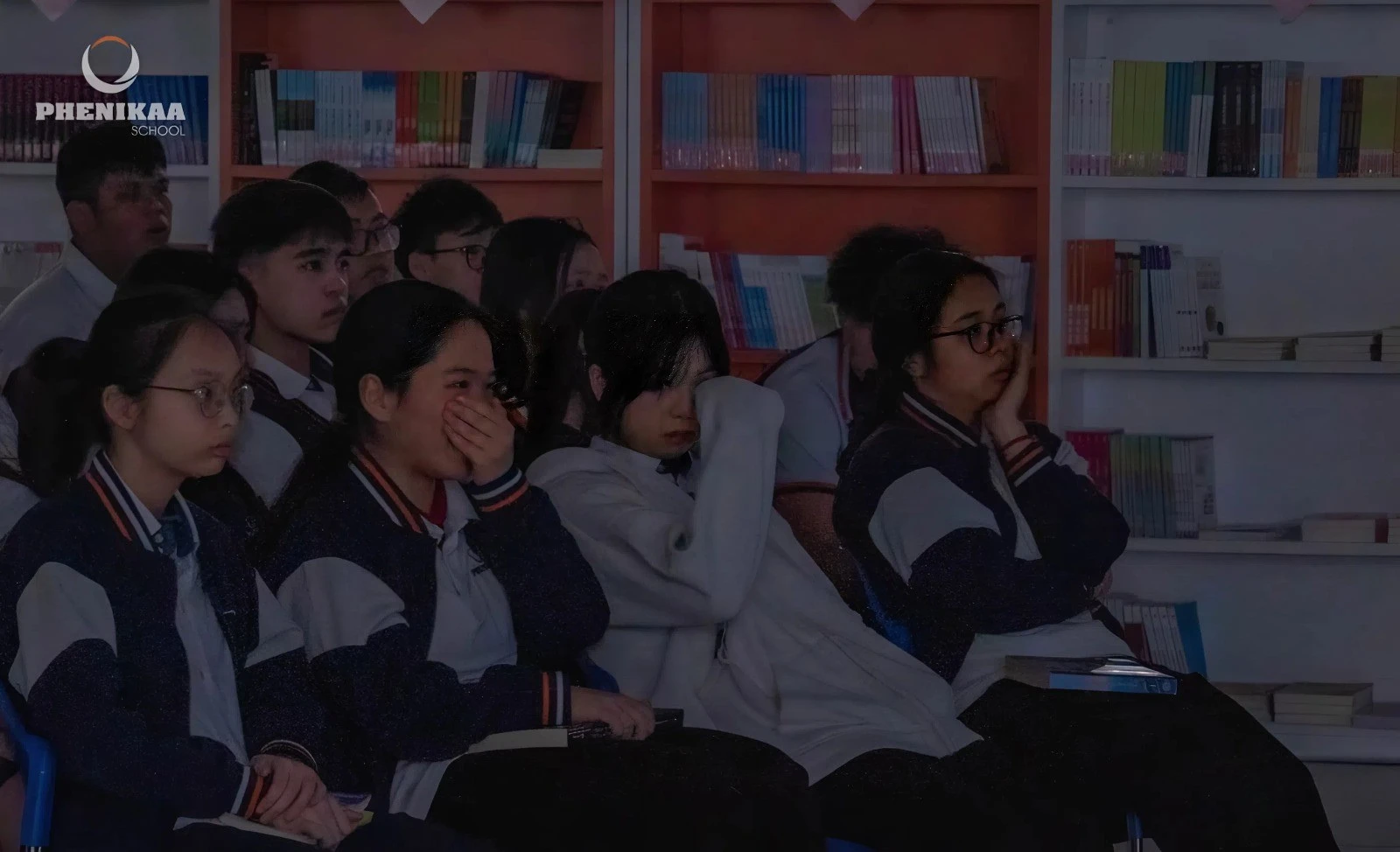 Các em học sinh xúc động khi xem những thước phim chân thực về 81 ngày đêm Thành cổ Quảng Trị - nơi lịch sử như sống lại, chạm đến trái tim từng Pheniker.